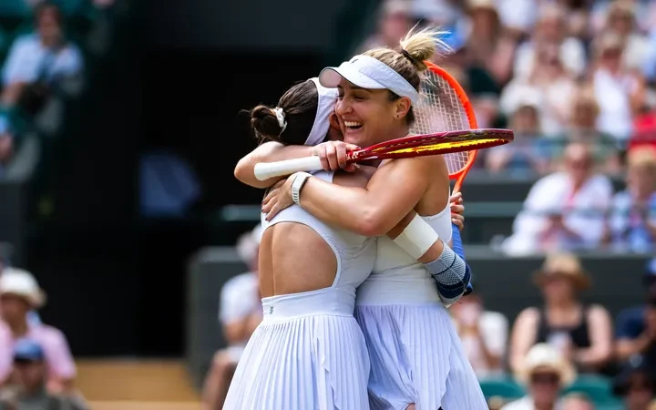 Gabriela Dabrowski e Luisa Stefani comemoram durante Wimbledon 2026