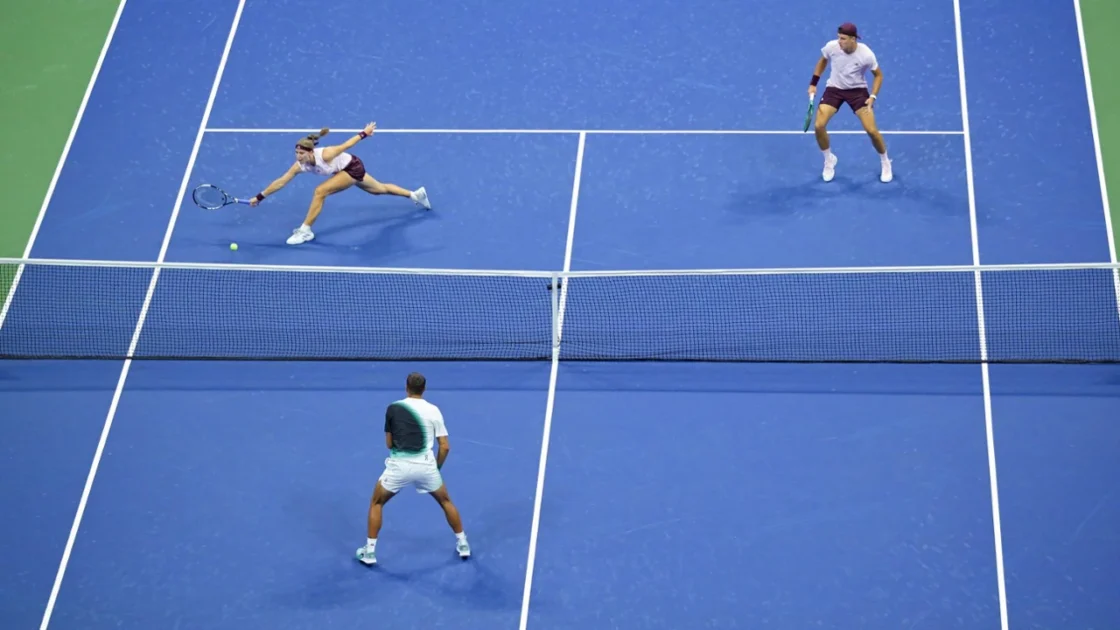 Karolina Muchova e Jakub Mensik em ação na final das duplas mistas do US Open 2026