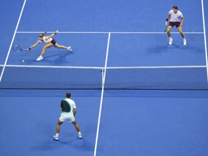 Karolina Muchova e Jakub Mensik em ação na final das duplas mistas do US Open 2026
