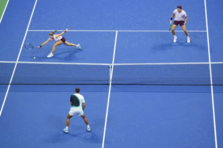 Karolina Muchova e Jakub Mensik em ação na final das duplas mistas do US Open 2026