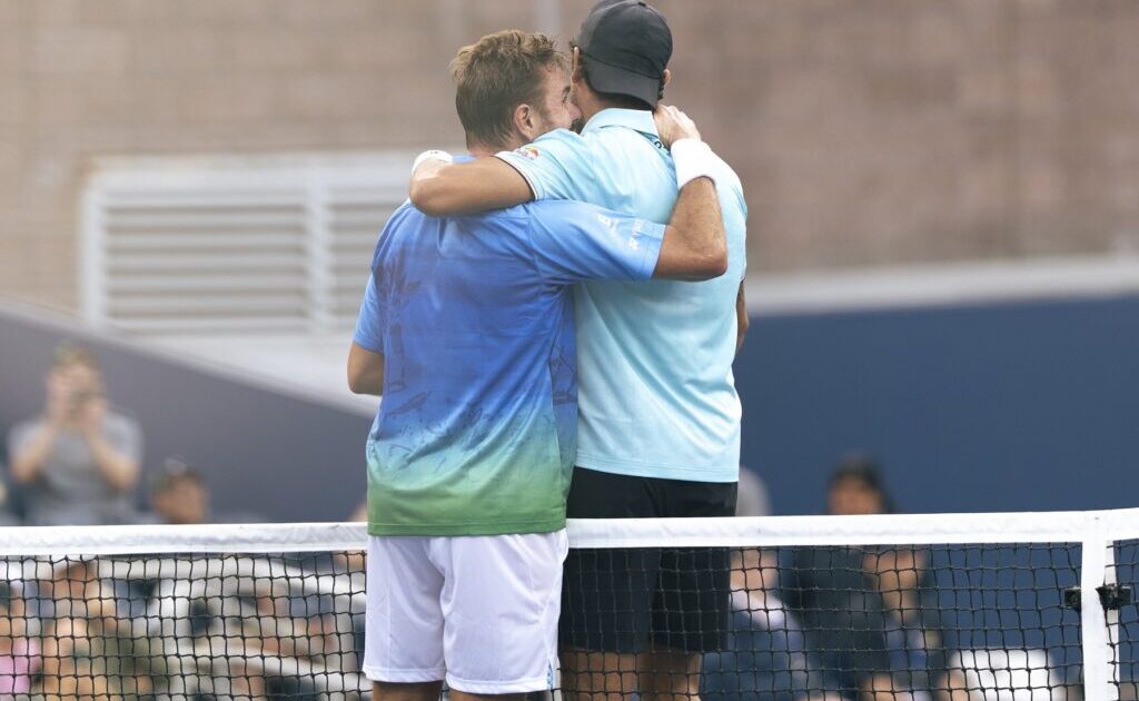 Matteo Berrettini e Stan Wawrinka se abraçam após jogo do US Open