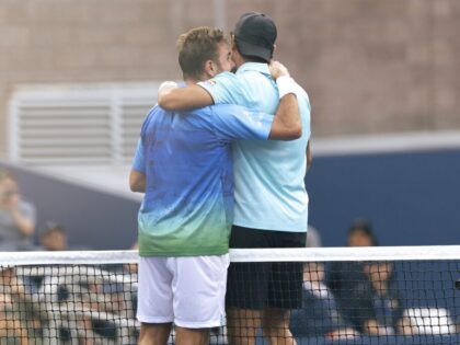 Matteo Berrettini e Stan Wawrinka se abraçam após jogo do US Open