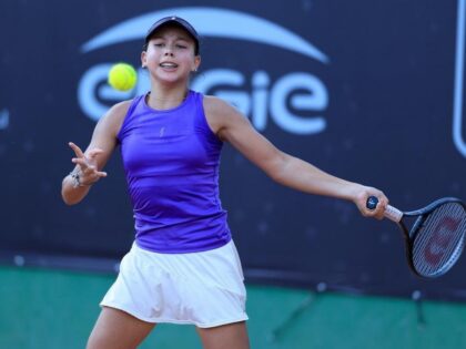 Eduarda Gomes em ação durante a estreia profissional no W35 de Barueri.