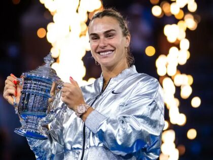 Aryna Sabalenka ergue o troféu do US Open