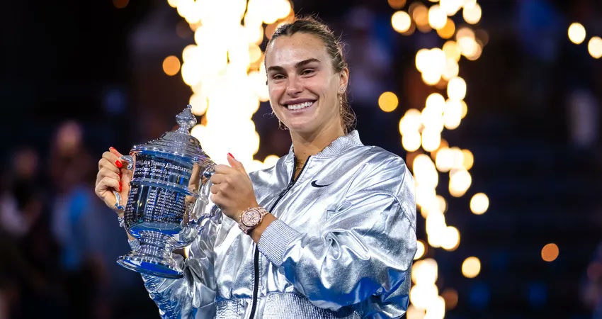 Aryna Sabalenka ergue o troféu do US Open