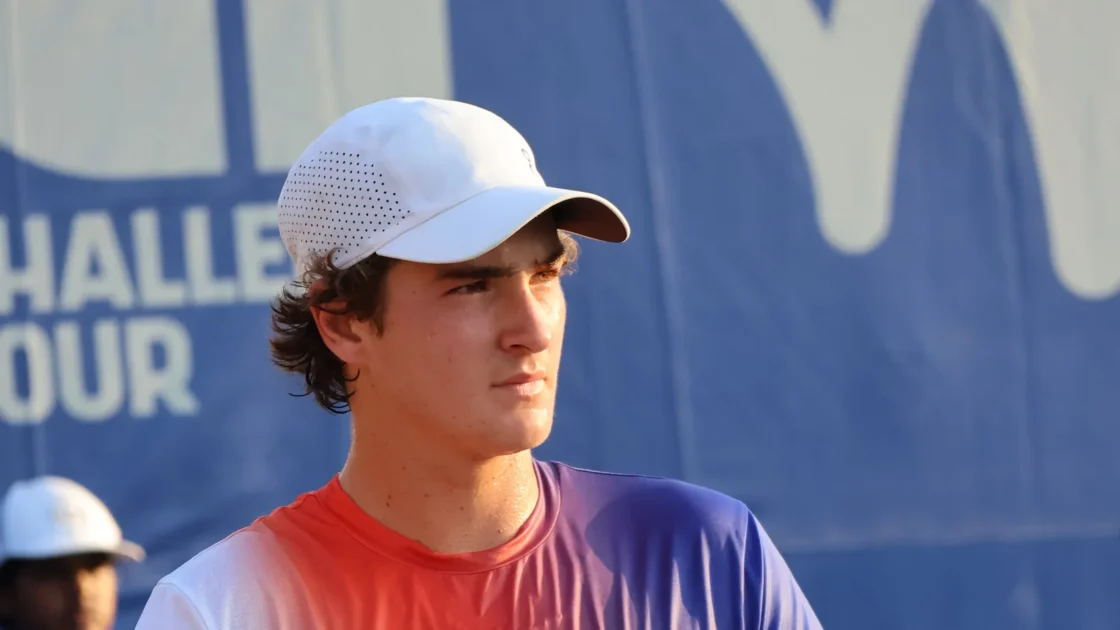 João Fonseca em ação durante o Cary Tennis Classic de 2024