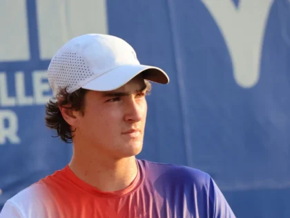 João Fonseca em ação durante o Cary Tennis Classic de 2024