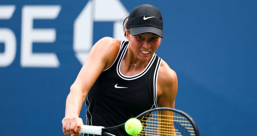 Lilli Tagger em ação durante a primeira vitória no US Open 2026