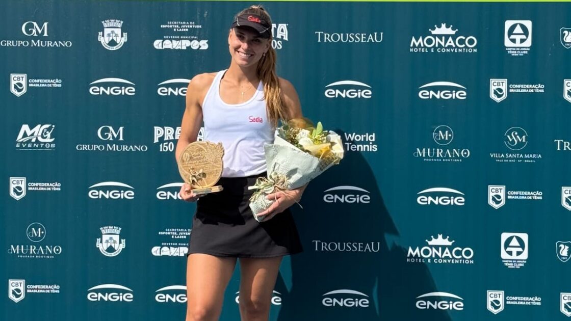 Luiza Fullana segura o troféu e um buquê de flores após vencer o W15 de Campos do Jordão