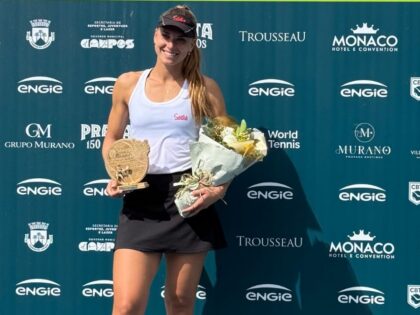 Luiza Fullana segura o troféu e um buquê de flores após vencer o W15 de Campos do Jordão