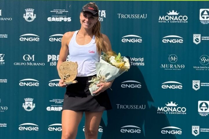Luiza Fullana segura o troféu e um buquê de flores após vencer o W15 de Campos do Jordão