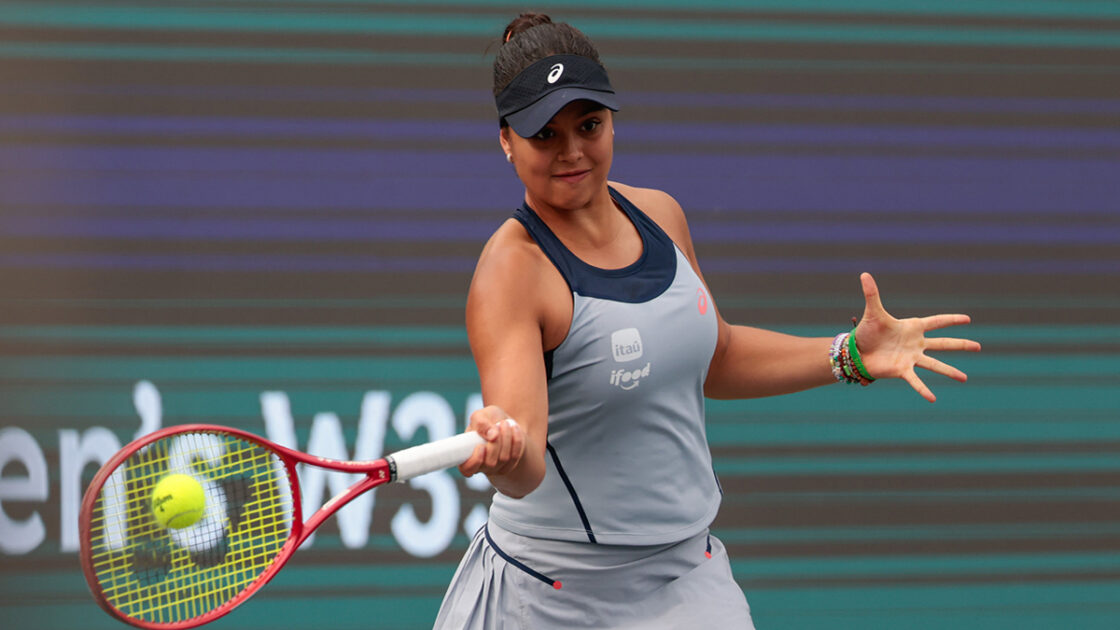 Naná Silva com raquete em quadra durante o W35 de Barueri