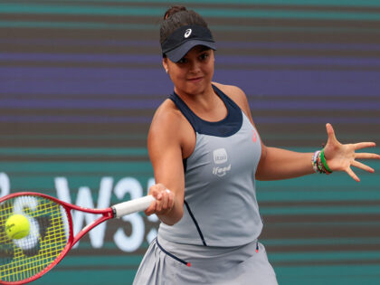 Naná Silva com raquete em quadra durante o W35 de Barueri