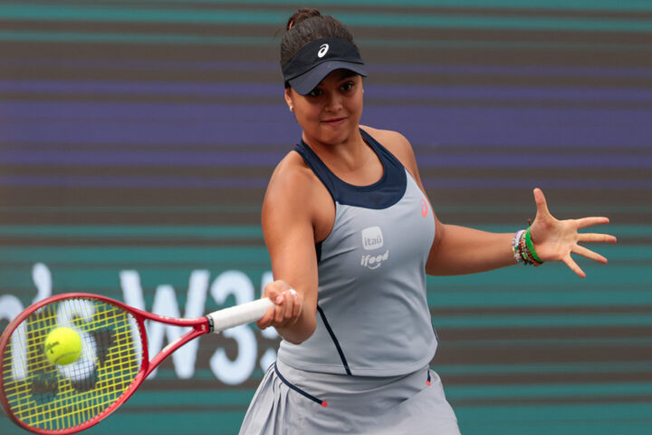 Naná Silva com raquete em quadra durante o W35 de Barueri