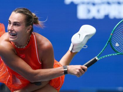 Aryna Sabalenka comemora durante a estreia no US Open 2026