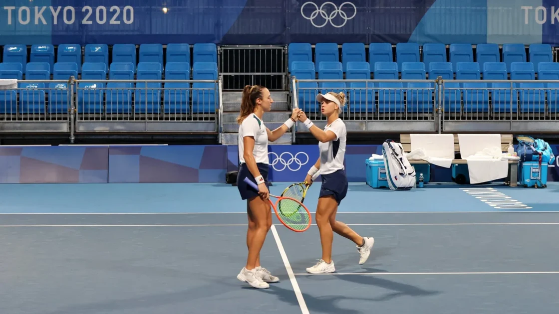 Luisa Stefani e Laura Pigossi se cumprimentam em quadra durante os Jogos de Tóquio