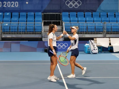 Luisa Stefani e Laura Pigossi se cumprimentam em quadra durante os Jogos de Tóquio