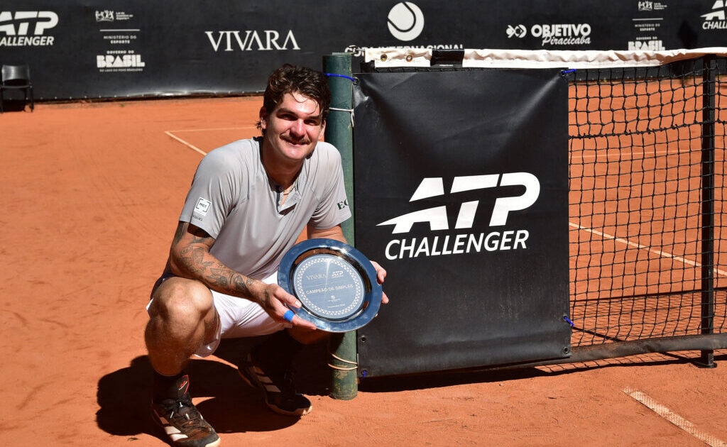 Thiago Wild com o troféu do Challenger de Piracicaba
