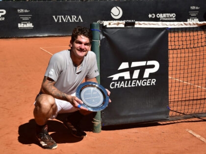 Thiago Wild com o troféu do Challenger de Piracicaba