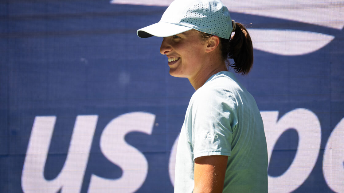 Iga Swiatek sorri em quadra durante o US Open
