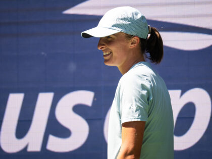Iga Swiatek sorri em quadra durante o US Open