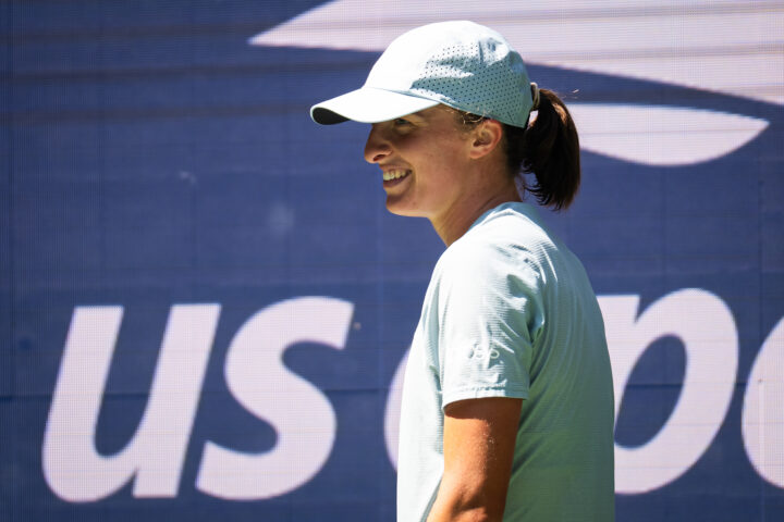 Iga Swiatek sorri em quadra durante o US Open