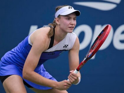 Elena Rybakina em ação durante a estreia no US Open 2026