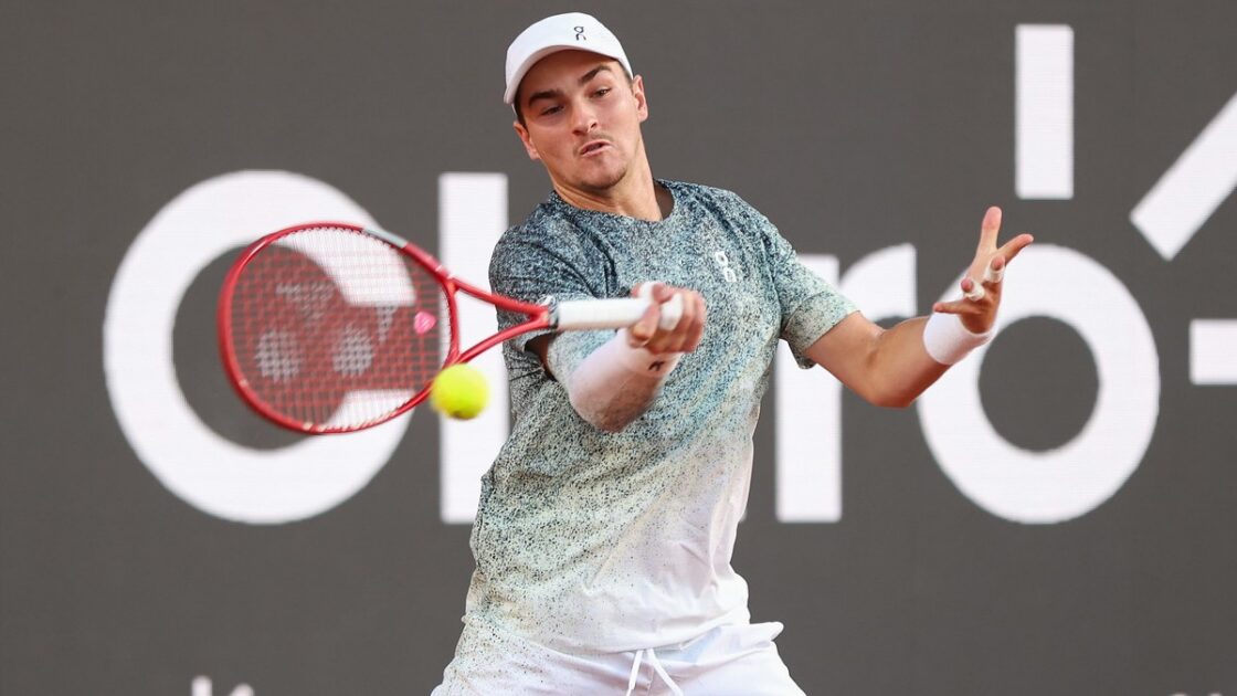 João Fonseca em ação durante o Rio Open
