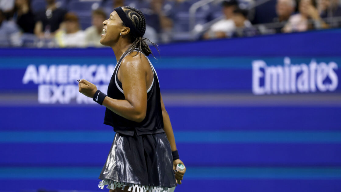 Naomi Osaka comemora durante a vitória na estreia do US Open 2026