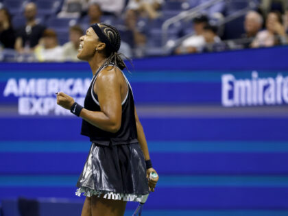 Naomi Osaka comemora durante a vitória na estreia do US Open 2026