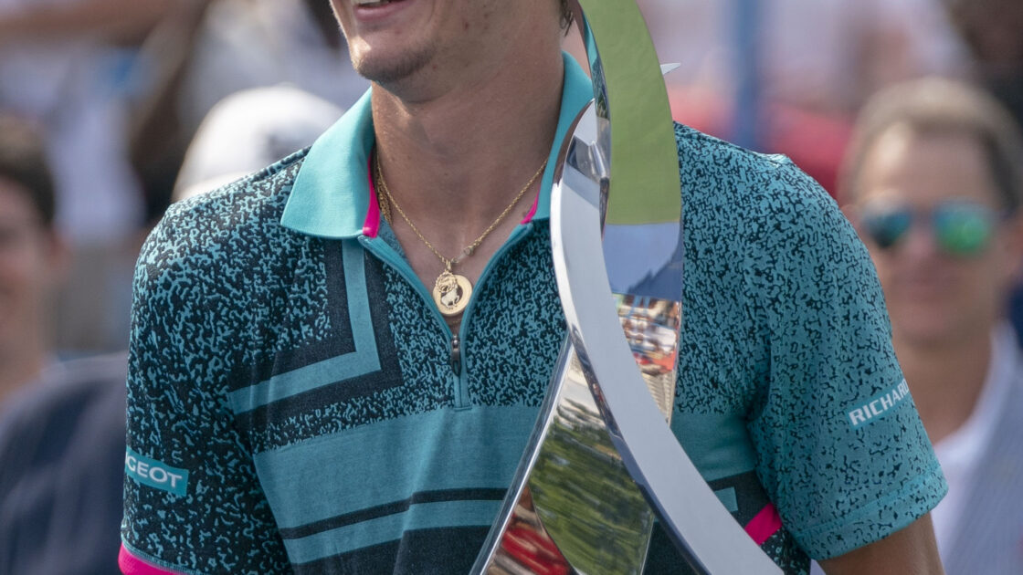 Alexander Zverev segurando o troféu do Citi Open de 2018