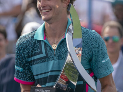 Alexander Zverev segurando o troféu do Citi Open de 2018