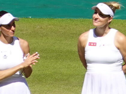 Luísa Stefani e Gabriela Dabrowski lado a lado em Wimbledon, em julho de 2026