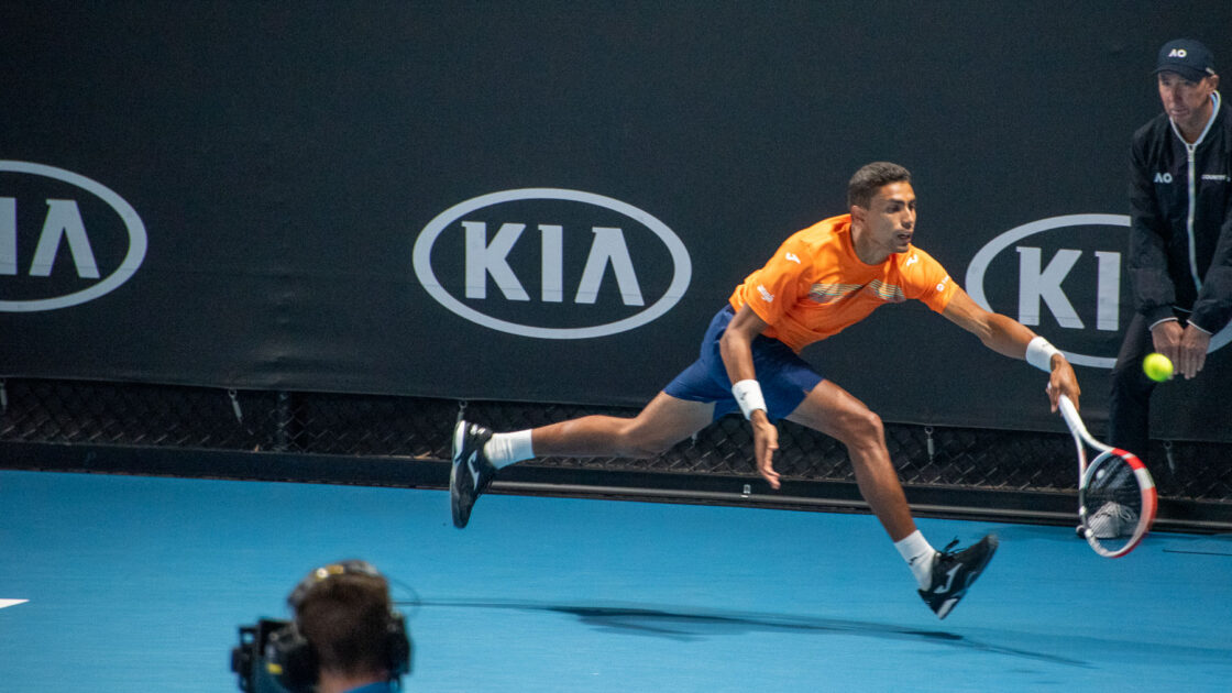 Thiago Monteiro se estica para alcançar a bola no Australian Open de 2020.