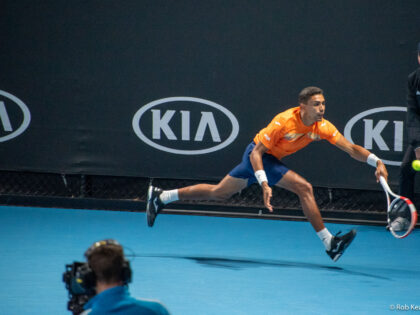 Thiago Monteiro se estica para alcançar a bola no Australian Open de 2020.