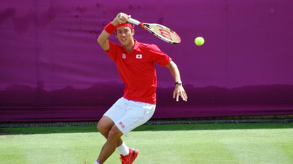 Kei Nishikori em ação na quadra durante os Jogos Olímpicos de Londres 2012.