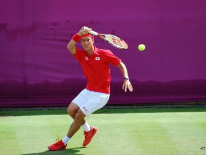 Kei Nishikori em ação na quadra durante os Jogos Olímpicos de Londres 2012.
