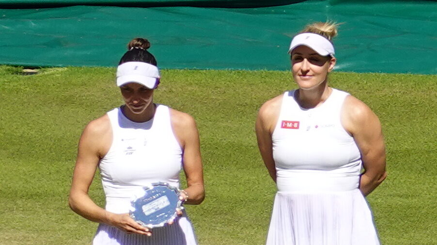 Luísa Stefani e Gabriela Dabrowski em Wimbledon, em julho de 2026 (foto de arquivo). Foto: Daniel Cooper / Wikimedia Commons — CC BY-SA 4.0. Recorte editorial; adaptação sob CC BY-SA 4.0.
