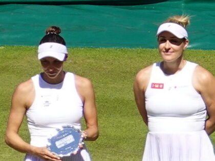 Luísa Stefani e Gabriela Dabrowski lado a lado em Wimbledon 2026, com os rostos inteiros.
