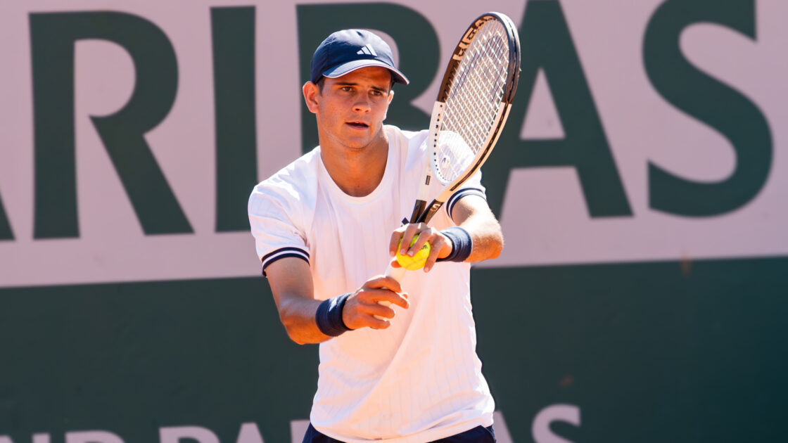 Rafael Jódar prepara o saque durante Roland Garros 2026