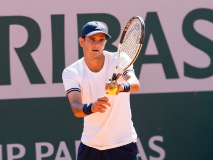 Rafael Jódar prepara o saque durante Roland Garros 2026