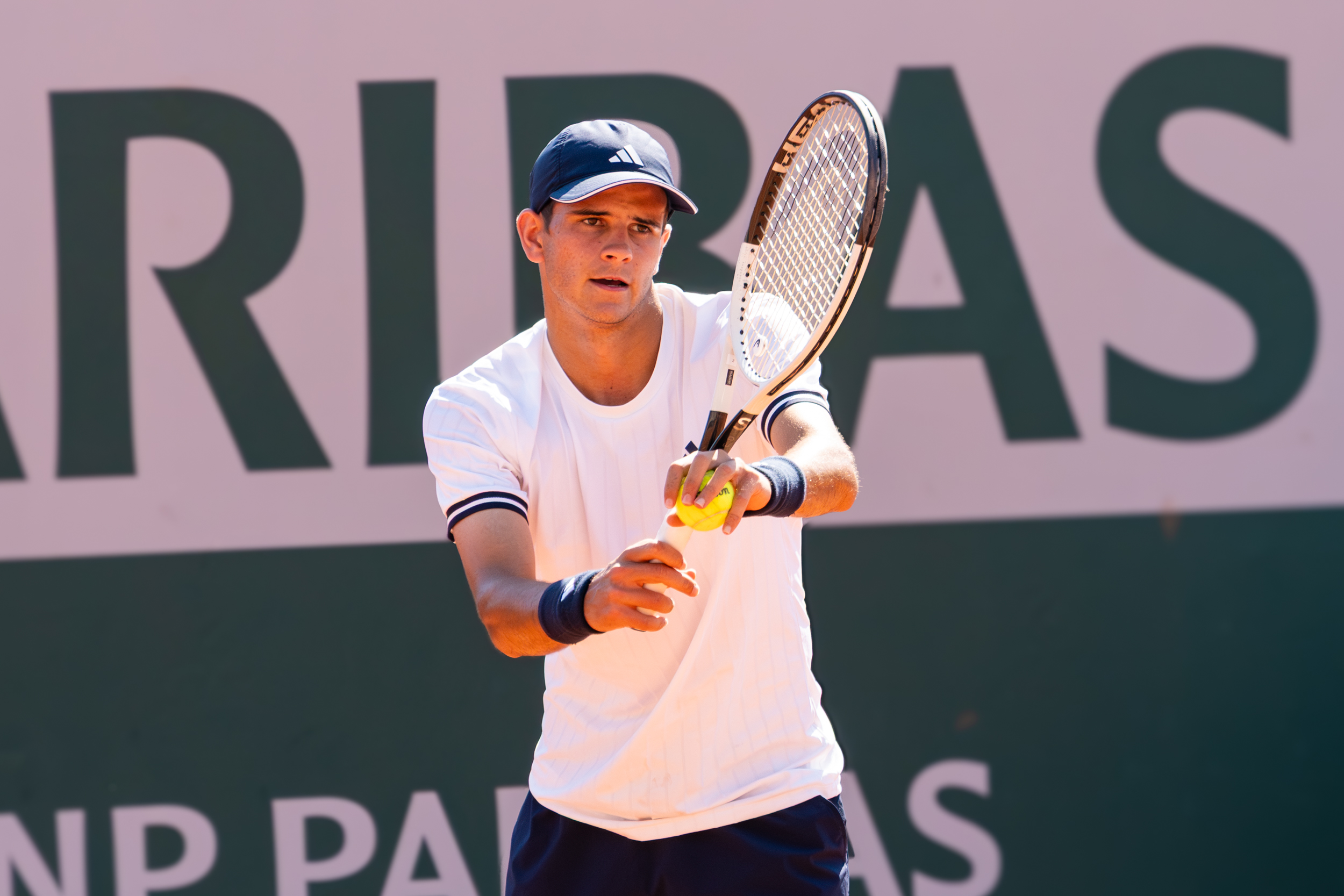 Foto de Crosscourt View, Wikimedia Commons — CC BY-SA 4.0. https://commons.wikimedia.org/wiki/File:Rafa-jodar-roland-garros-2026-profile.jpg