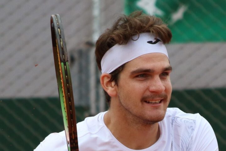 Thiago Seyboth Wild em Roland Garros 2023, com o rosto inteiro e raquete em quadra.