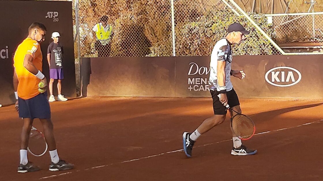 Fernando Romboli e Thiago Monteiro em quadra no Chile Open de 2020.