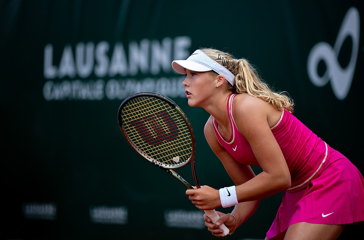 Mirra Andreeva em quadra no Ladies Open de Lausanne de 2023. Foto: Jérôme Laurent/Wikimedia Commons, CC BY 4.0.