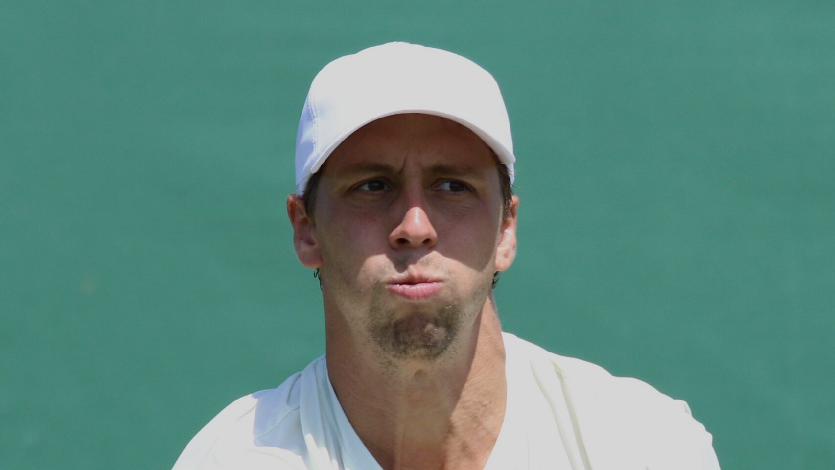 Pedro Boscardin Dias em Wimbledon, em junho de 2026 (foto de arquivo). Foto: si.robi / Wikimedia Commons — CC BY-SA 4.0. Redimensionamento e recorte editorial; adaptação sob CC BY-SA 4.0.