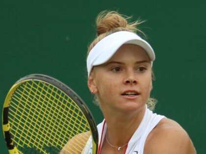 Laura Pigossi prepara uma devolução em Wimbledon, em foto de arquivo de 2023
