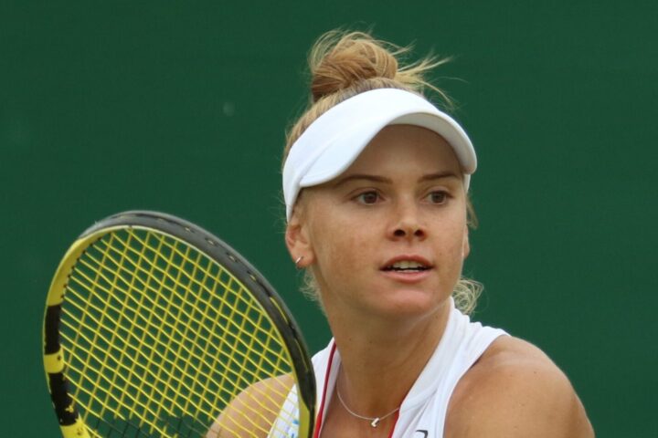 Laura Pigossi prepara uma devolução em Wimbledon, em foto de arquivo de 2023